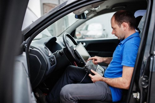 Revisiones de coches eléctricos: ¿son más baratos de mantener que los de combustión?