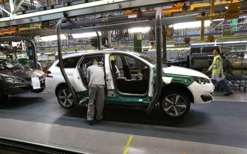 Stellantis recupera el diésel ante las dificultades para competir con sus coches eléctricos