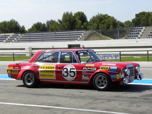 El restomood del Mercedes AMG 300 SEL 6.3 de 1971 lo firma el ya exdirector de diseño de Mercedes