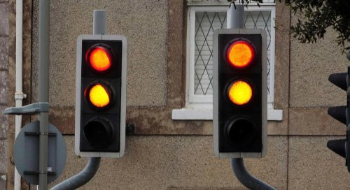 Qué indica un semáforo que está en rojo y amarillo a la vez: así deben actuar los conductores