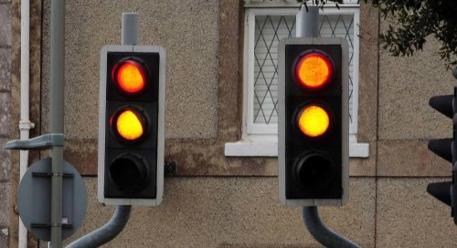 Qué indica un semáforo que está en rojo y amarillo a la vez: así deben actuar los conductores