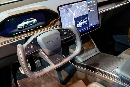 Tesla, Lexus, China quiere prohibir los volantes 'yoke' como los de Tesla y Lexus por considerarlos peligrosos