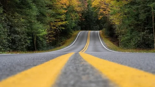 Carretera con líneas fluorescentes: más visibles que las blancas, pero 20 veces más caras