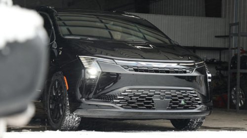 Chrysler, Chrysler Pacifica refresh gets a peculiar face and probably not much else