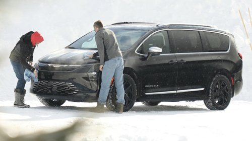 Chrysler, Chrysler Pacifica refresh gets a peculiar face and probably not much else