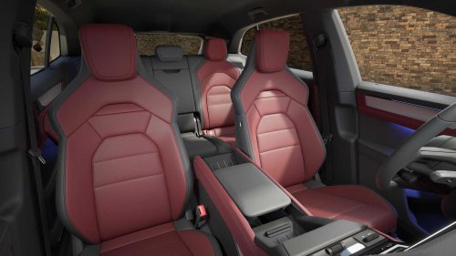 This 10-year-old luxury sedan still embarrasses new interiors