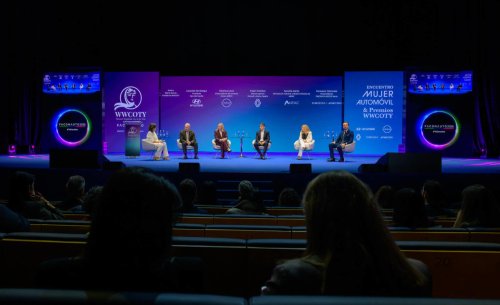 El motor mira al futuro con un mensaje claro: más mujeres, normas estables y una electrificación que ya no admite marcha atrás