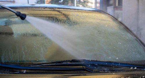 El 90% de los conductores comete este error al limpiar el parabrisas: hace que la visibilidad al volante empeore