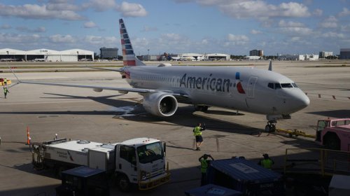 Boeing 737 is clearly a secret drug lord, takes a bullet during a flight to Medellin from Miami