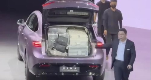 El portaequipajes de este coche chino se vuelve viral con toda la razón: empiezan a sacar maletas y mochilas y no paran