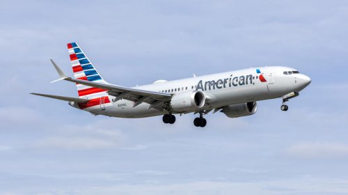 Boeing 737 is clearly a secret drug lord, takes a bullet during a flight to Medellin from Miami