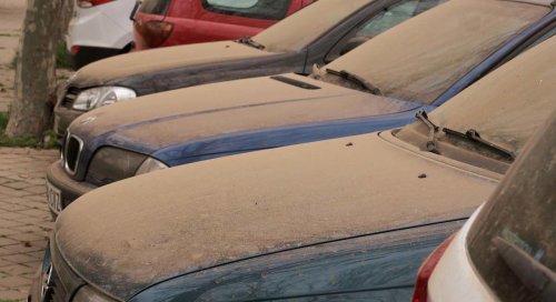 Limpiar el coche tras la calima en Madrid esta semana: el sencillo truco para no dañar la carrocería ni los cristales