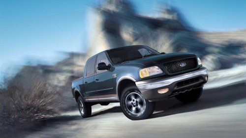 10 cars powered by the V8 engine that has won the most awards