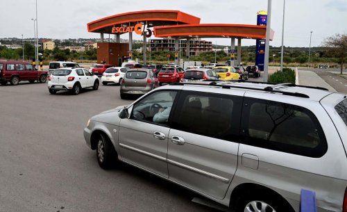 Repostar poco dinero cada vez que paras en la gasolinera: el hábito que parece ahorrar, pero no siempre compensa
