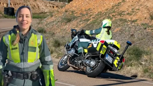 Paqui, una de las 35 mujeres motoristas de la Guardia Civil: "Proteger también es esto"