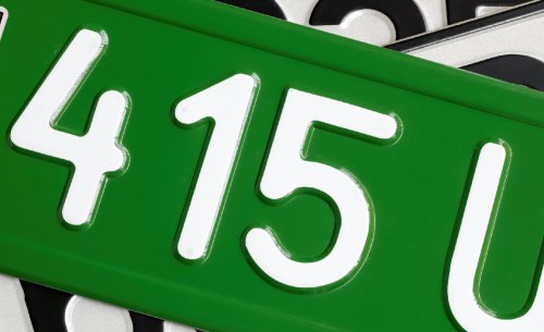 Si te cruzas con un coche con matrícula de color, deberías saber esto