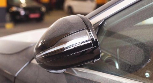 Plegar los retrovisores al aparcar no siempre es buena idea: el único caso en el que deberías hacerlo según los expertos