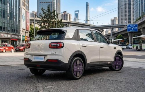 Este coche eléctrico chino cuesta apenas 9.000 euros y presume de IA y conducción autónoma