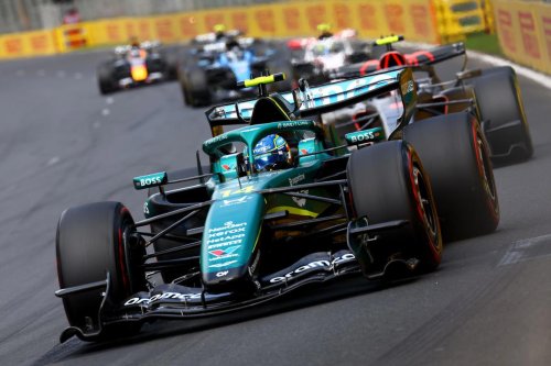 Drama para Fernando Alonso: Se retira del GP de Australia después de un salidón y luego vuelve a pista