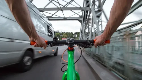 Los ciclistas, en jaque: la nueva normativa publicada por el BOE retira su presencia en los arcenes de las carreteras