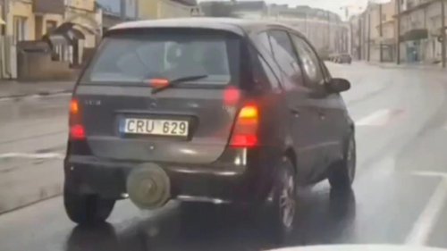 Un conductor decidió poner una mina antitanque en su coche para evitar que chocaran con él: las imágenes son delirantes