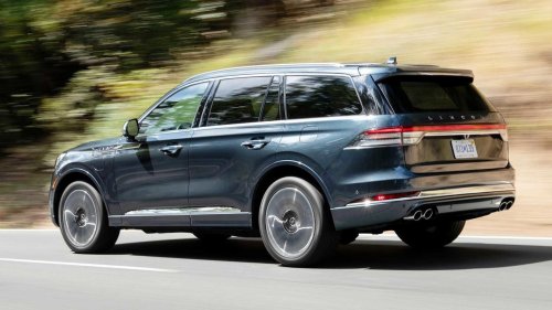 Ford, Ford recalls 1.7 million SUVs for rear camera glitches