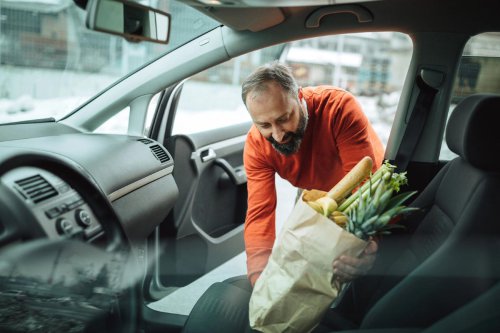 Este gesto cotidiano en el coche puede salirte caro y poner en riesgo a tu familia