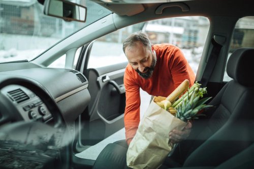 Este gesto cotidiano en el coche puede salirte caro y poner en riesgo a tu familia