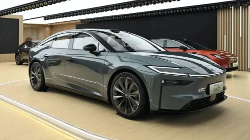 Algunos preocupados por los coches eléctricos chinos y llega Toyota y lanza esta superberlina en la que participan Huawei y Xiaomi