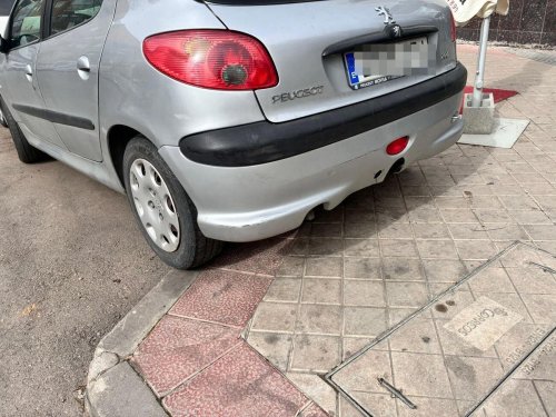 Iba caminando por Madrid y he visto este coche aparcado así: el conductor no lo sabe, pero podría recibir una multa de 200 euros