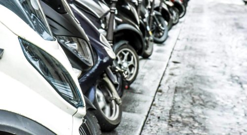 Iba caminando por Madrid y he visto este coche aparcado así: el conductor no lo sabe, pero podría recibir una multa de 200 euros