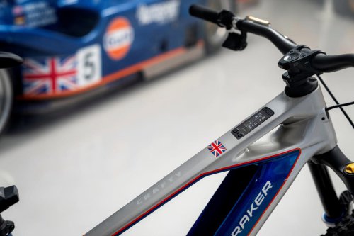 La eBike más espectacular es española: inspirada por el Porsche Kremer K8 con los colores Gulf