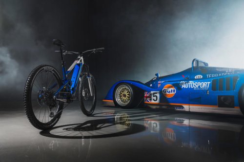 La eBike más espectacular es española: inspirada por el Porsche Kremer K8 con los colores Gulf