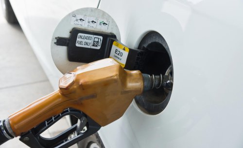La gasolina que promete ahorrar hasta cinco céntimos por litro llega a Europa, pero no todos deberían usarla