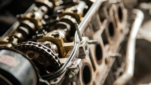 10 things to always check before driving your car &amp; 10 easy maintenance tips