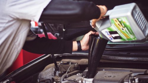 10 things to always check before driving your car &amp; 10 easy maintenance tips