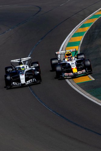 Liam Lawson, piloto de Racing Bulls, habla sobre su toque con Sergio Pérez, piloto de Cadillac
