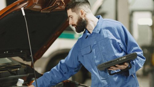 20 things car mechanics immediately notice about you