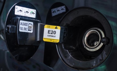 La gasolina que promete ahorrar hasta cinco céntimos por litro llega a Europa, pero no todos deberían usarla