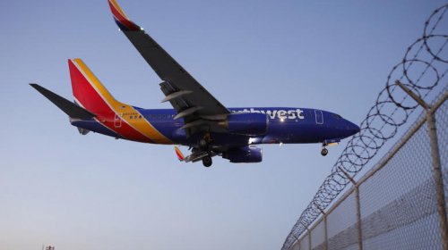 Flight diverted, Muslim passenger removed because of 'misunderstanding' after phone timer sounded for Ramadan prayer reminder