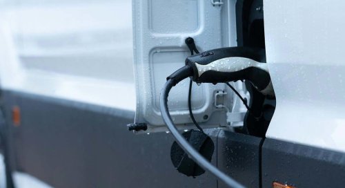 Recorre 200.000 kilómetros con una furgoneta eléctrica y descubre lo baratas que son de mantener: "Solo he sustituido una bombilla"