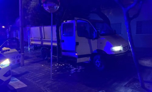 Caos nocturno en Girona: una furgoneta provoca la alarma en pleno centro