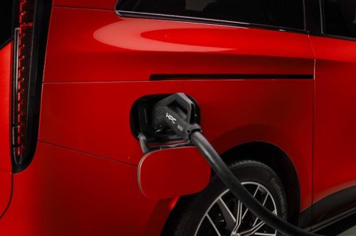 2027 Mercedes-Benz VLE finally brings the luxury van to America with 31-inch rear screen, remote-control seats