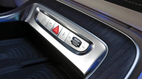 2027 Mercedes-Benz VLE finally brings the luxury van to America with 31-inch rear screen, remote-control seats