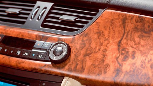 This 10-year-old luxury sedan still embarrasses new interiors