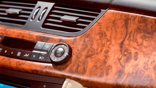 This 10-year-old luxury sedan still embarrasses new interiors