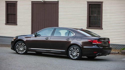 This 10-year-old luxury sedan still embarrasses new interiors