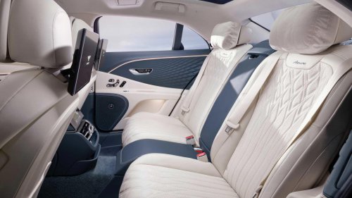 This 10-year-old luxury sedan still embarrasses new interiors
