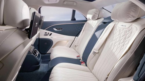 This 10-year-old luxury sedan still embarrasses new interiors