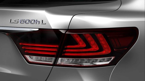 This 10-year-old luxury sedan still embarrasses new interiors